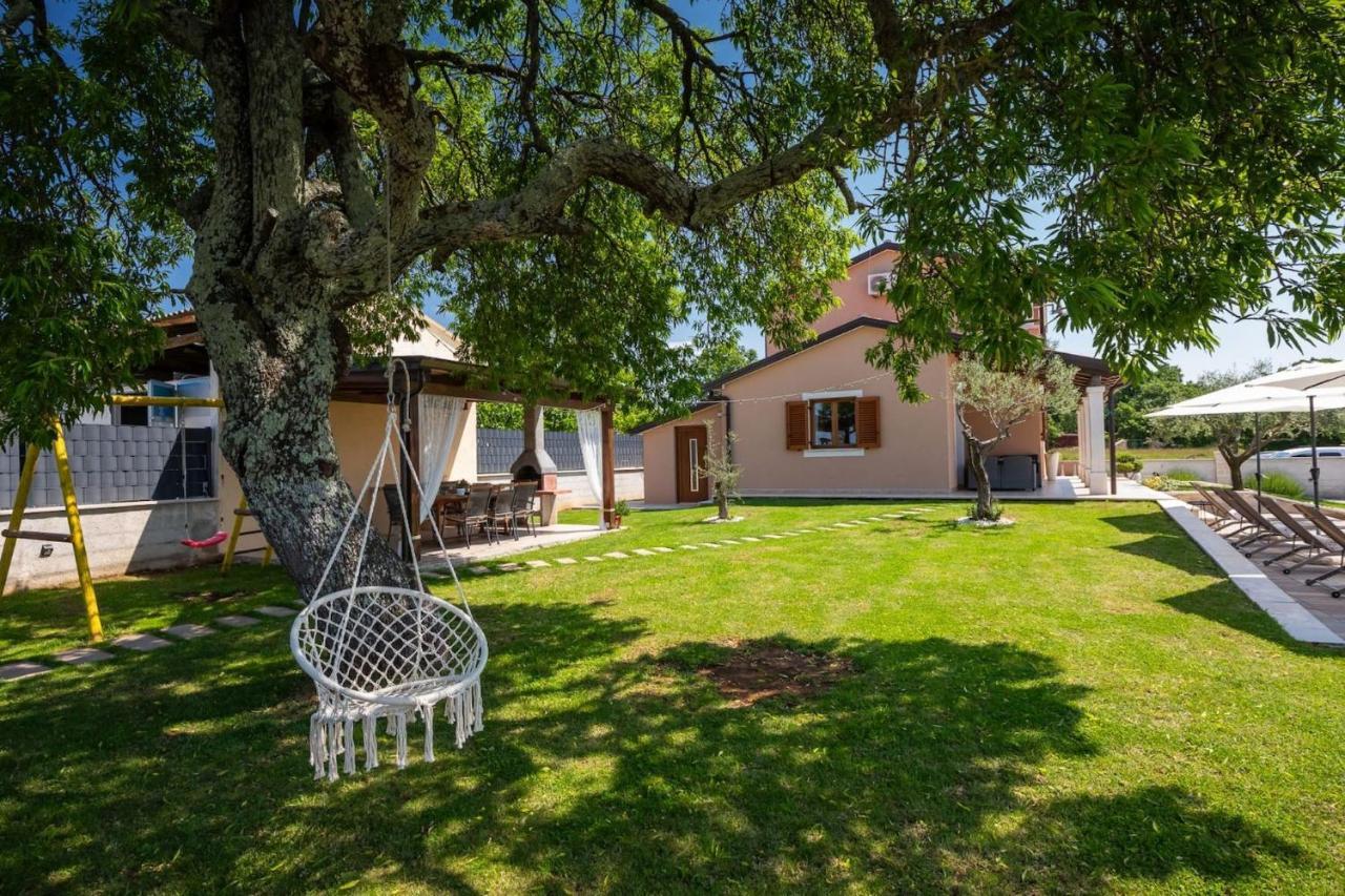 Activity Villa Gita With Pool And Grill In Tinjan Kültér fotó
