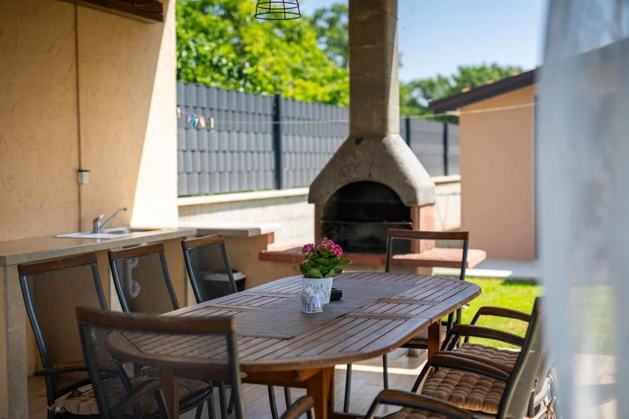 Activity Villa Gita With Pool And Grill In Tinjan Kültér fotó