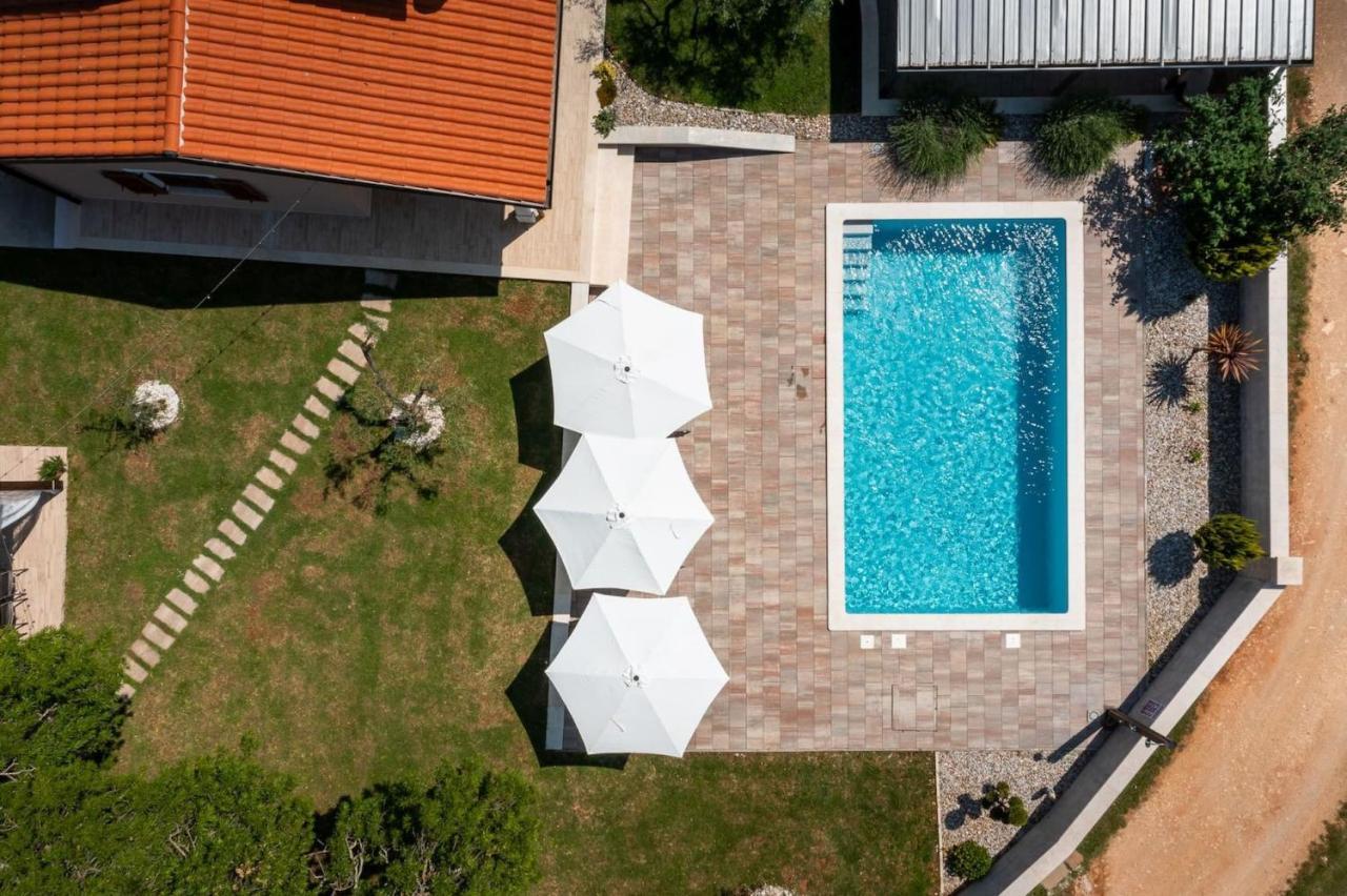 Activity Villa Gita With Pool And Grill In Tinjan Kültér fotó