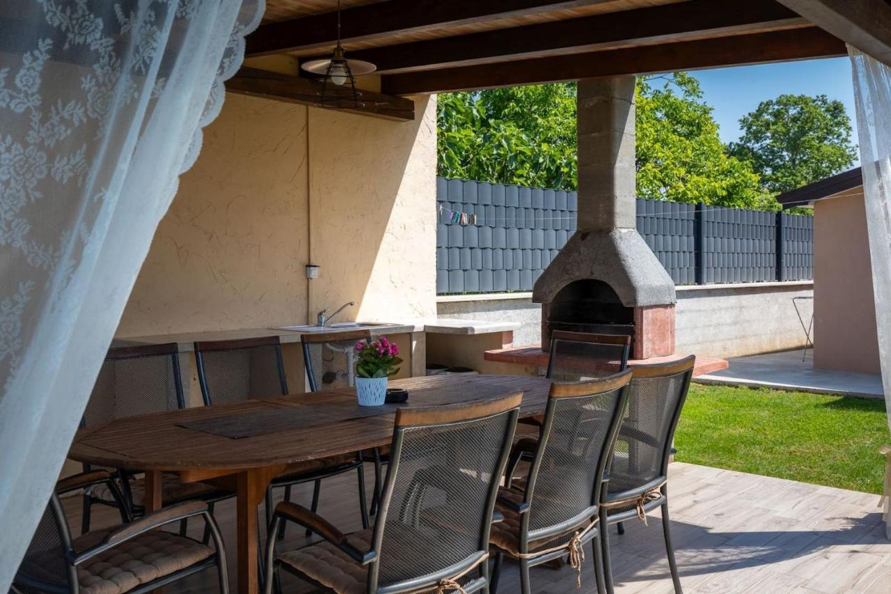 Activity Villa Gita With Pool And Grill In Tinjan Kültér fotó