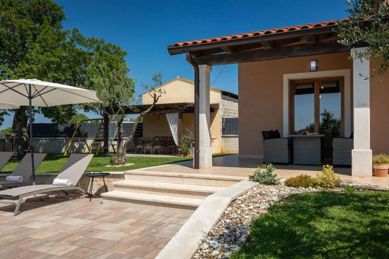 Activity Villa Gita With Pool And Grill In Tinjan Kültér fotó